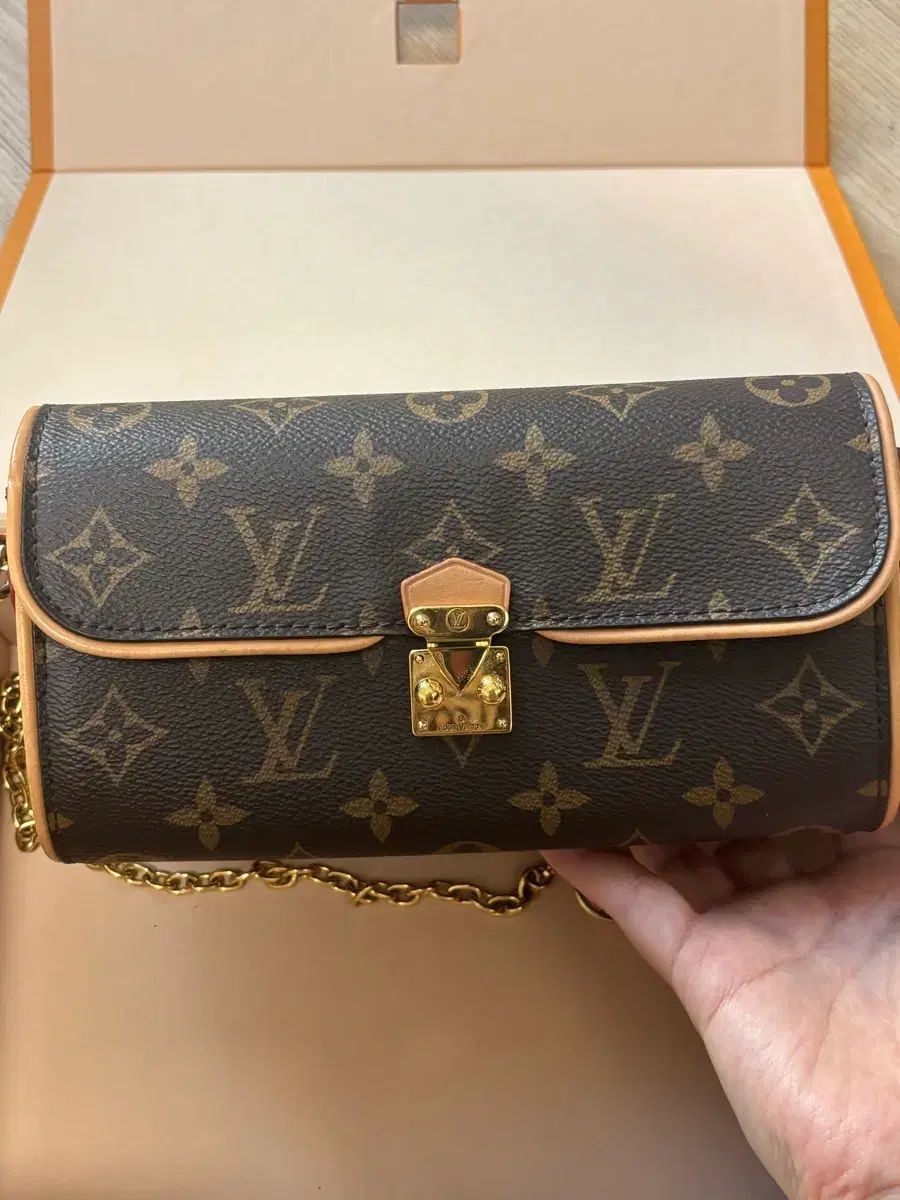 Louis Vuitton ルイヴィトン ポシェット カミーユ モノグラム チェーン クロスバック