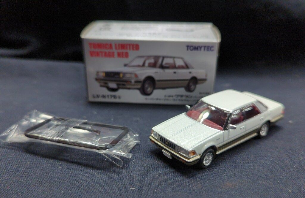 トミーテック TOMICA LIMITED VINTAGE NEO トヨタ クラウン ハードトップ スーパーチャージャー ロイヤルサルーン (85年式)(パール/金) LV-N175b