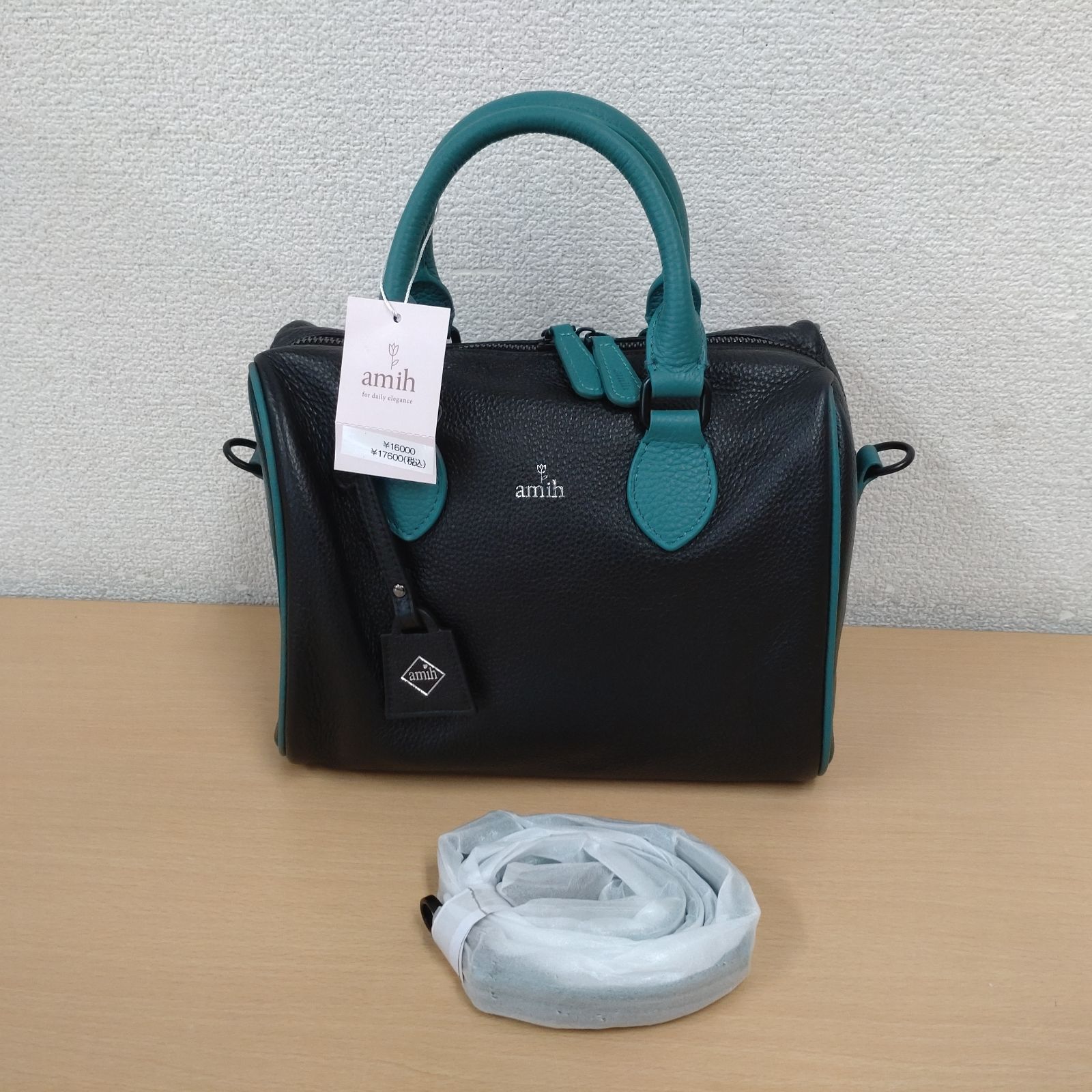 新品未使用品　amih　2wayショルダーバッグ　ブラック / ブルーグリーン　レザー　amb001　アウトレット品　M6016T