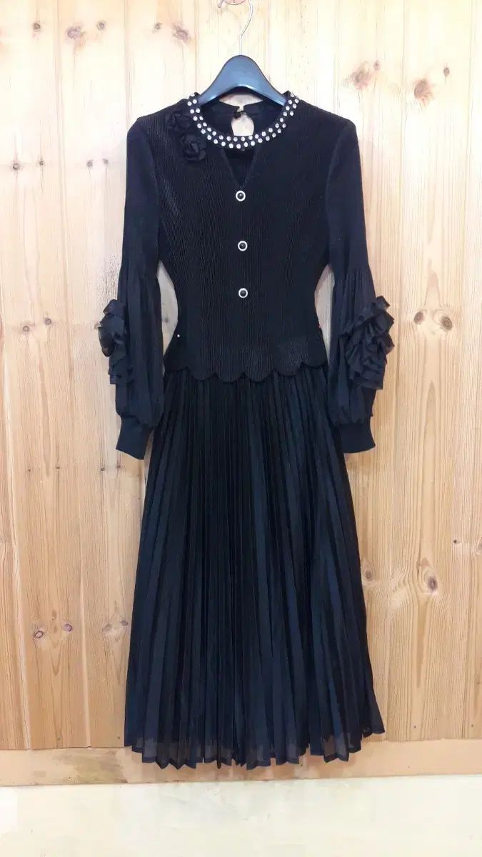 * おしゃれなコサジュー プリーツ Long ワンピース (新品)