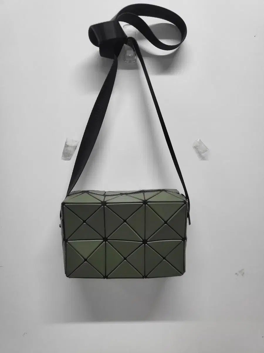 BAO BAO ISSEY MIYAKE バオバオイッセイミヤケ ジェミン クロスバック カーキ(送料無料※メルカリshop取引では対象外)
