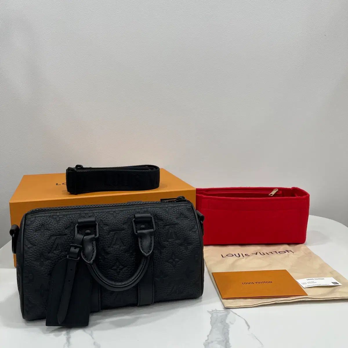 ほぼ新品 Louis Vuitton ルイヴィトン トリヨン カプシーヌ 25 ブラック