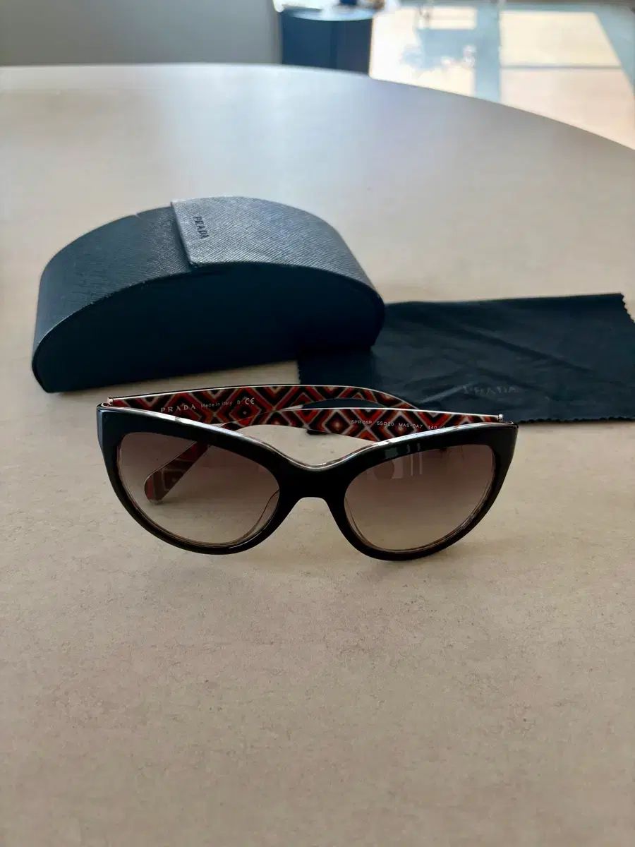PRADA プラダ 正規品 ブラック キャッツアイ サングラス