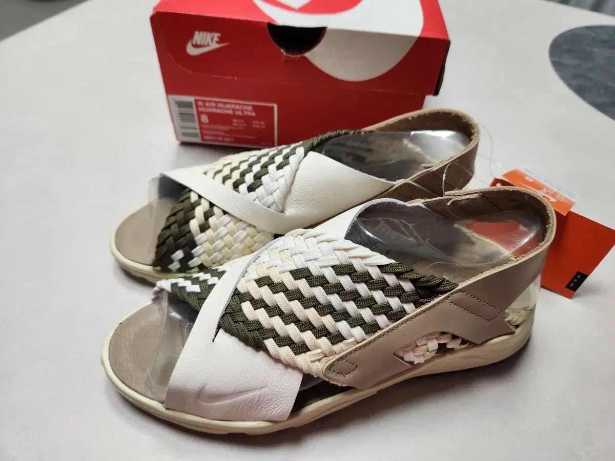 250 NIKE ウィメンズ エア ハラチ ウルトラ サンダル 新品
