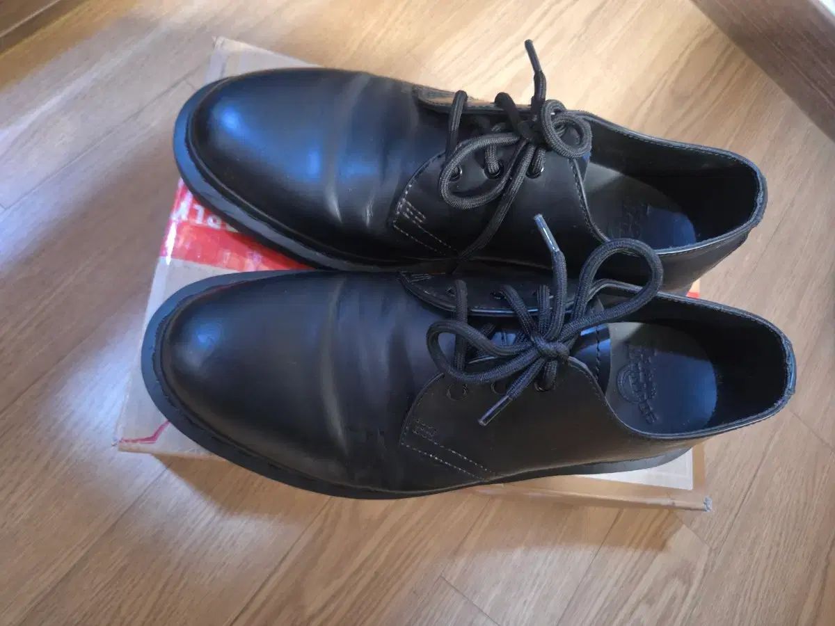260 UK7 DR. MARTENS スムース ウール モノ ブラック