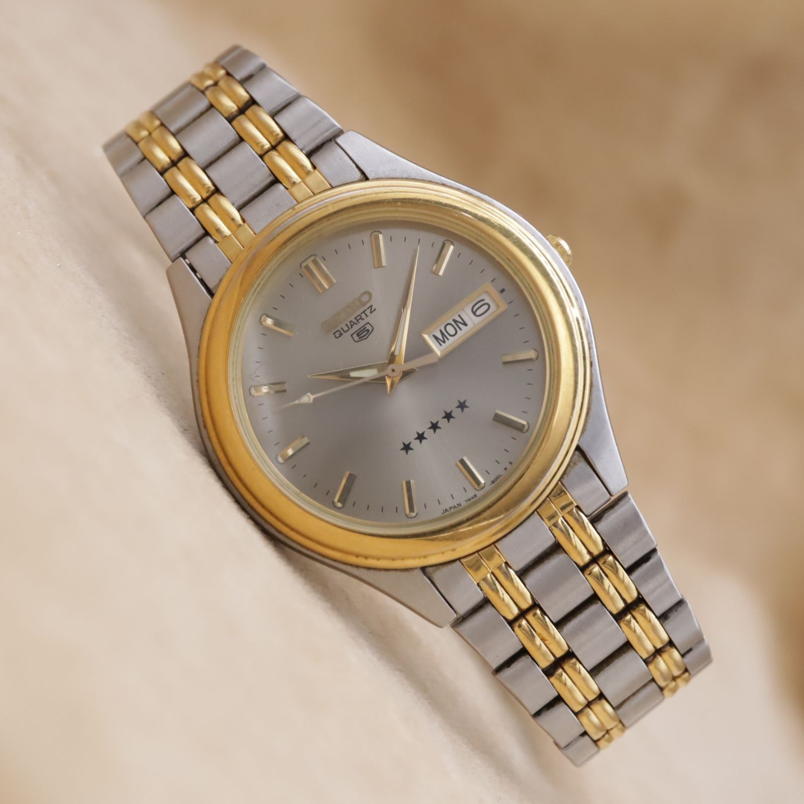 セイコー ファイブ クォーツ 7N48-8000 SEIKO5 QUARTZ デイデイト シルバー ゴールド 海外モデル 37.5mm 1994年製 電池交換済 【６ヶ月保証】 CH599