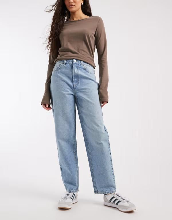 エイソス レディース ボトムス デニムパンツ ジーンズ ASOS DESIGN high rise relaxed mom jeans in mid BLUE ブルー
