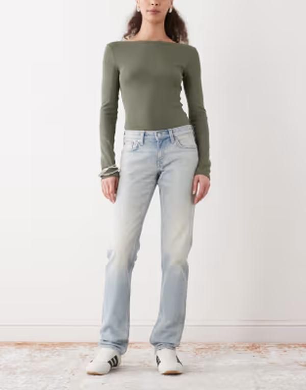 ウィークデイ レディース ボトムス デニムパンツ ストレート ジーンズ Weekday mid waistraight leg jeans in light blue wash Broken blue
