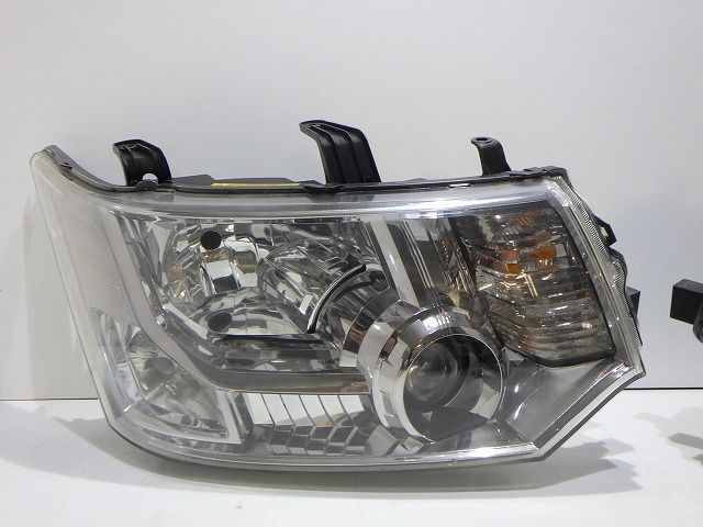 デリカD5 ヘッドライト左右 HID CV1W CV5W 前期 100-87918 8301C536
