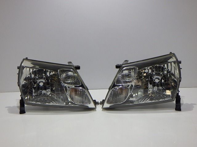 グランドハイエース　ヘッドライト　左右　ハロゲン　VCH10　KCH16　26-96　81110-26330　純正品　コーティング　綺麗　260613034