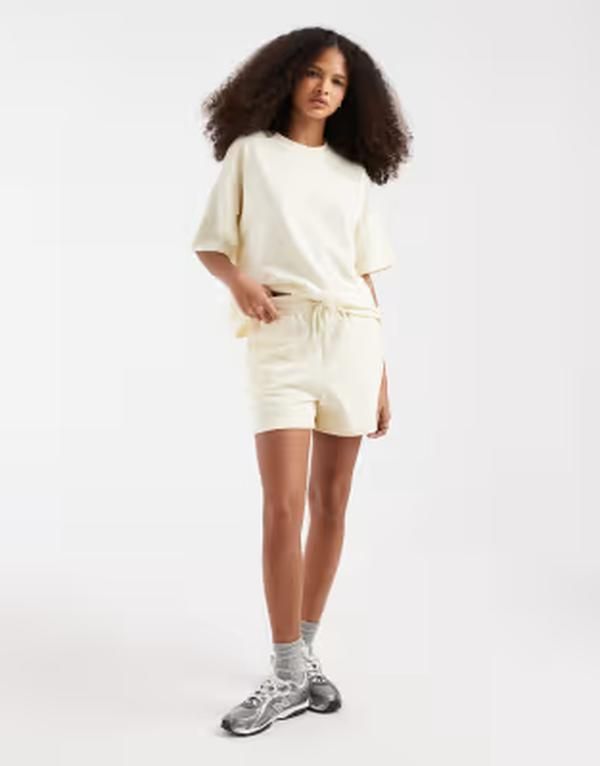 ピーシーズ レディース ボトムス ハーフパンツ・ショーツ ハイウエスト ショートパンツ Pieces high waist sweat shorts part of a set White peppe