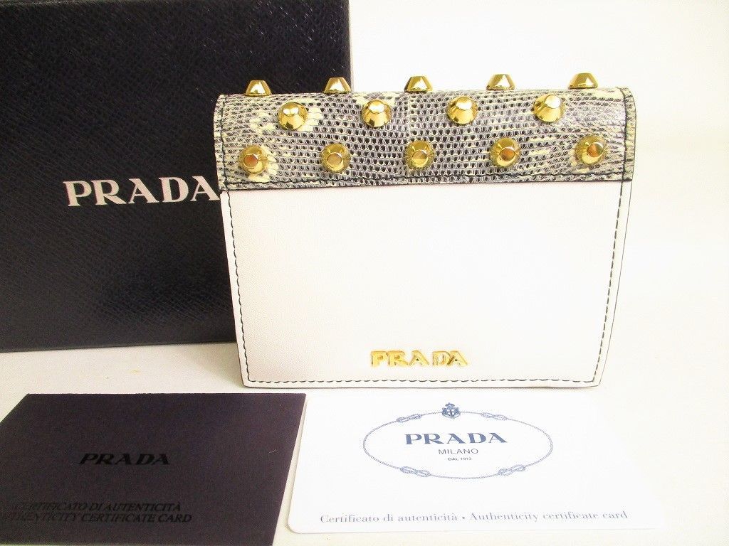 【希少】 【未使用保管品】 プラダ PRADA シティカーフ レザー ゴールドスタッズ 2つ折り 財布 コンパクト財布 コンパクトウォレット メンズ レディース 白
