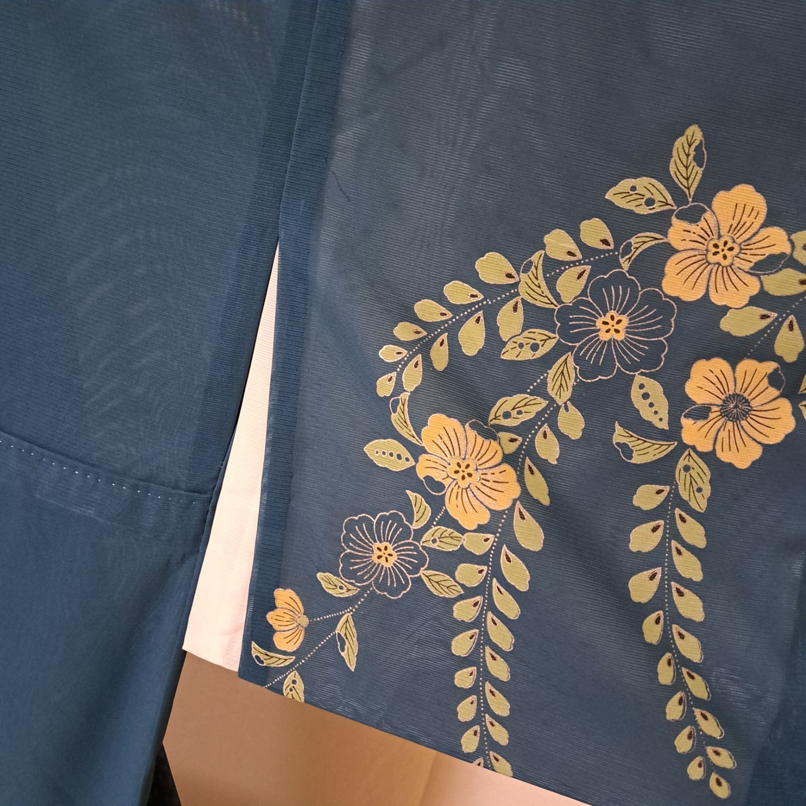【夏着物】黒地にオモダカの花【うそつき袖付】 洗える夏着物・絽】うそつき袖付 LLサイズ相当身幅 濃緑 草花 化繊 れ