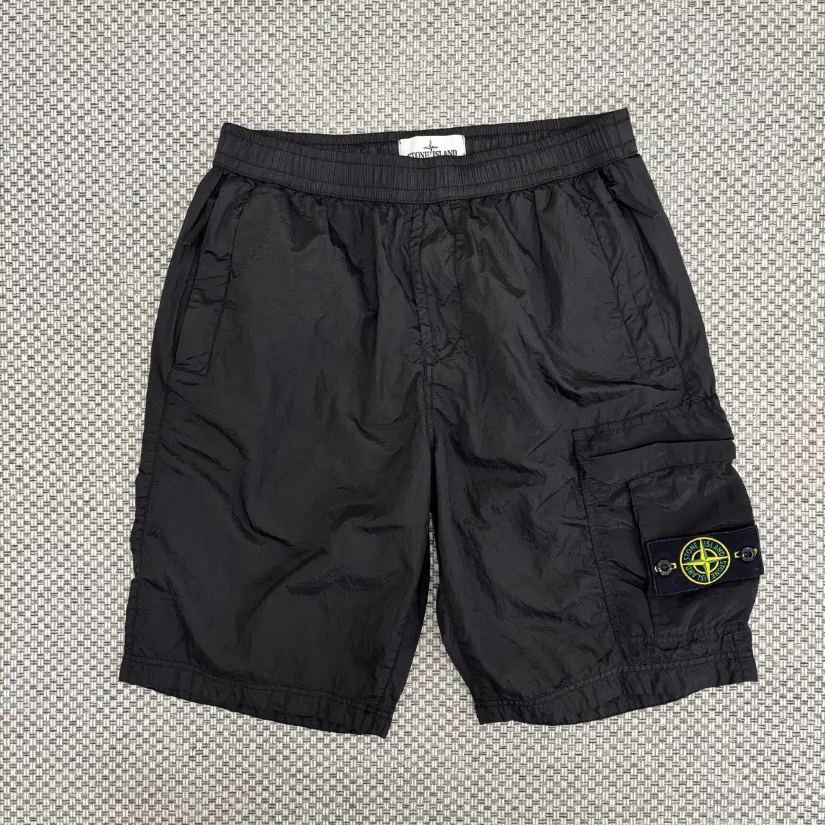 30 STONE ISLAND ストーンアイランド ナイロン ハーフパンツ