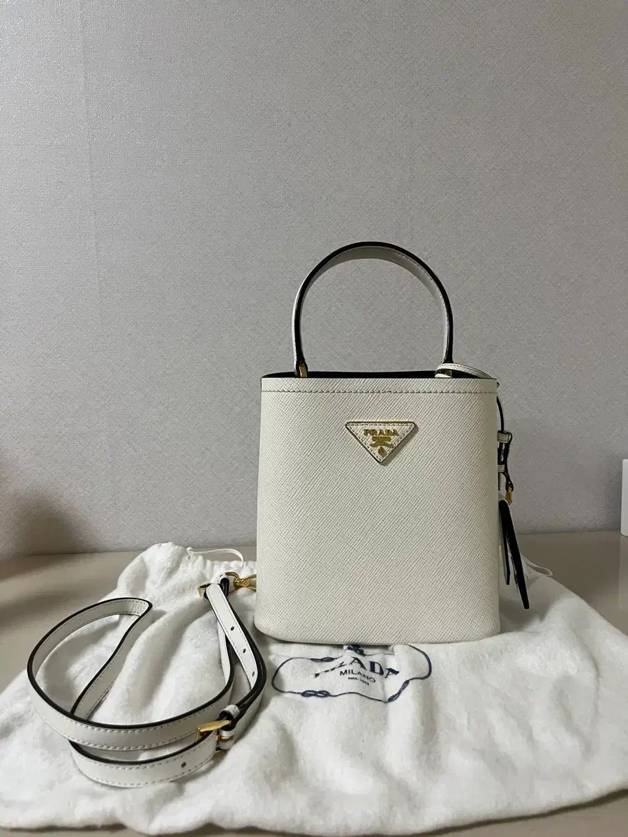 プラダ サフィアーノ バケットバッグ 白 92,726円