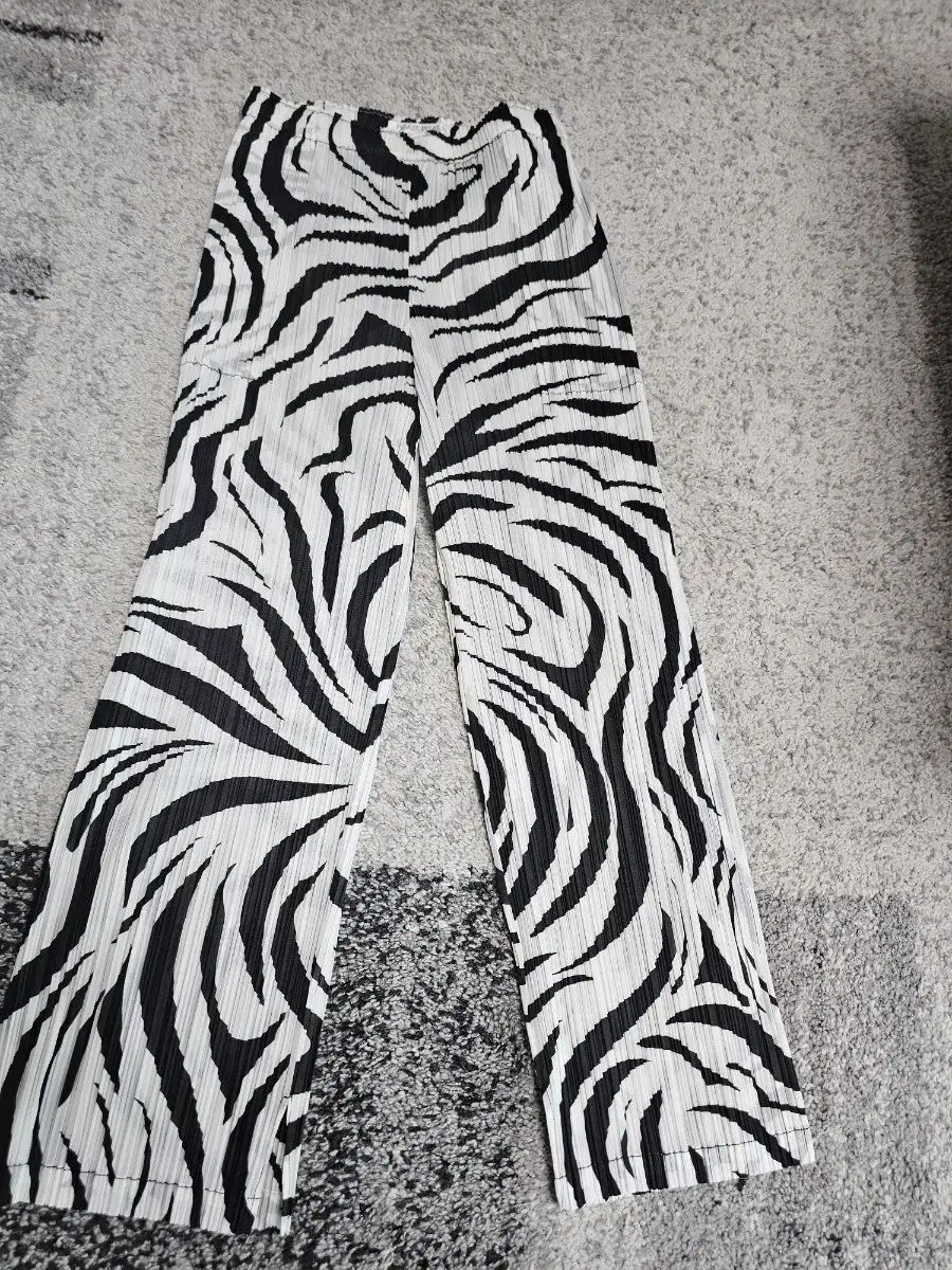 ISSEY MIYAKE プリーツプリーズ ゼブラ パータン パンツ 4 サイズ