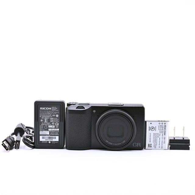 ＜美品＞ RICOH GR III｜高級コンパクトデジタルカメラ｜シャッター数5,203枚｜動作良好｜外観新品同様｜ホットシュー部に塗装はがれあり｜レンズ枠に使用感あり｜安心の美品