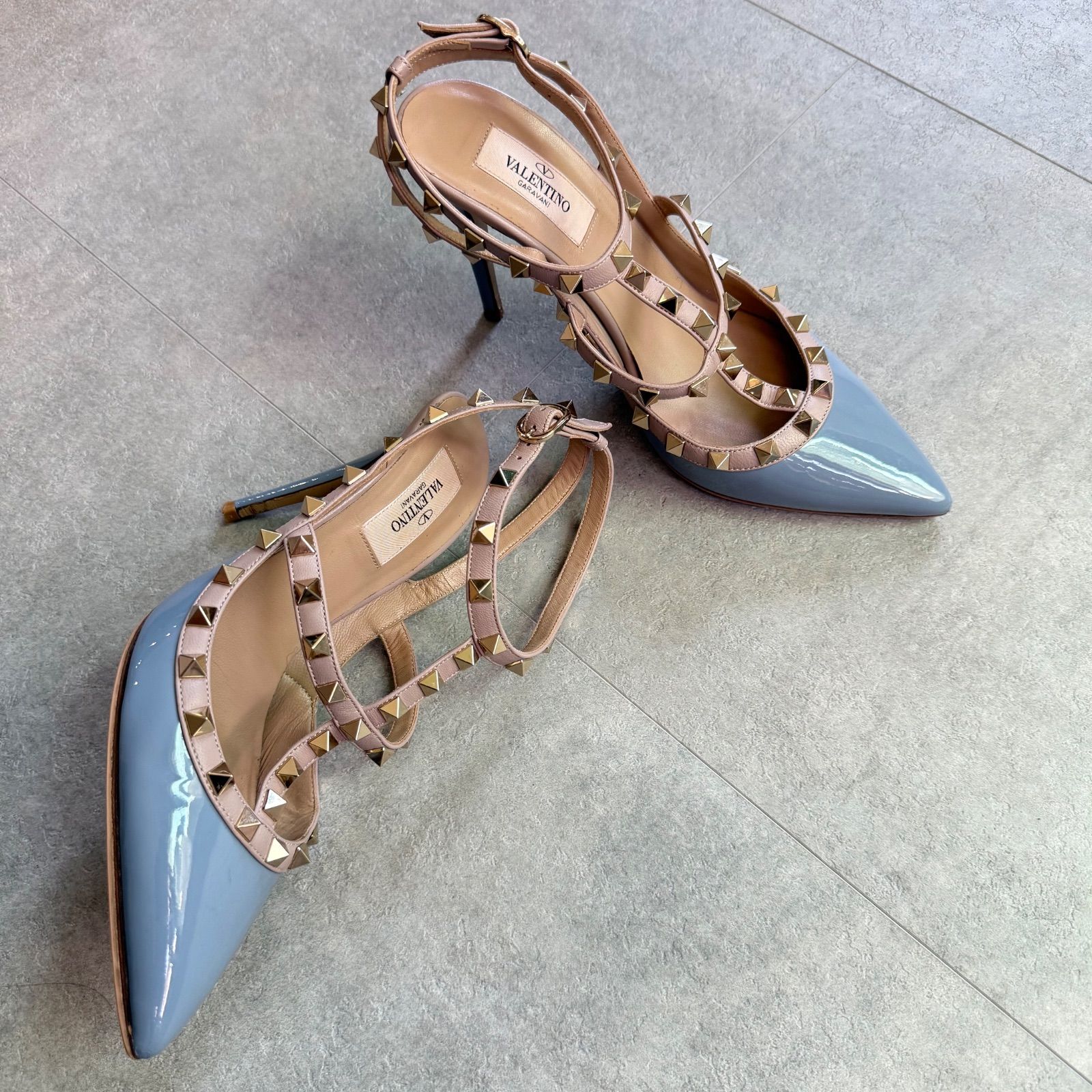 VALENTINO GARAVANI ヴァレンティノガラヴァーニ ロックスタッズパンプス パテントレザー ブルー ピンクベージュ 38 レディースシューズ 25cm