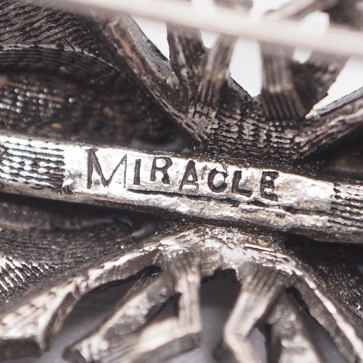 X818 イギリス ヴィンテージ MIRACLE ミラクル ブローチ カラー