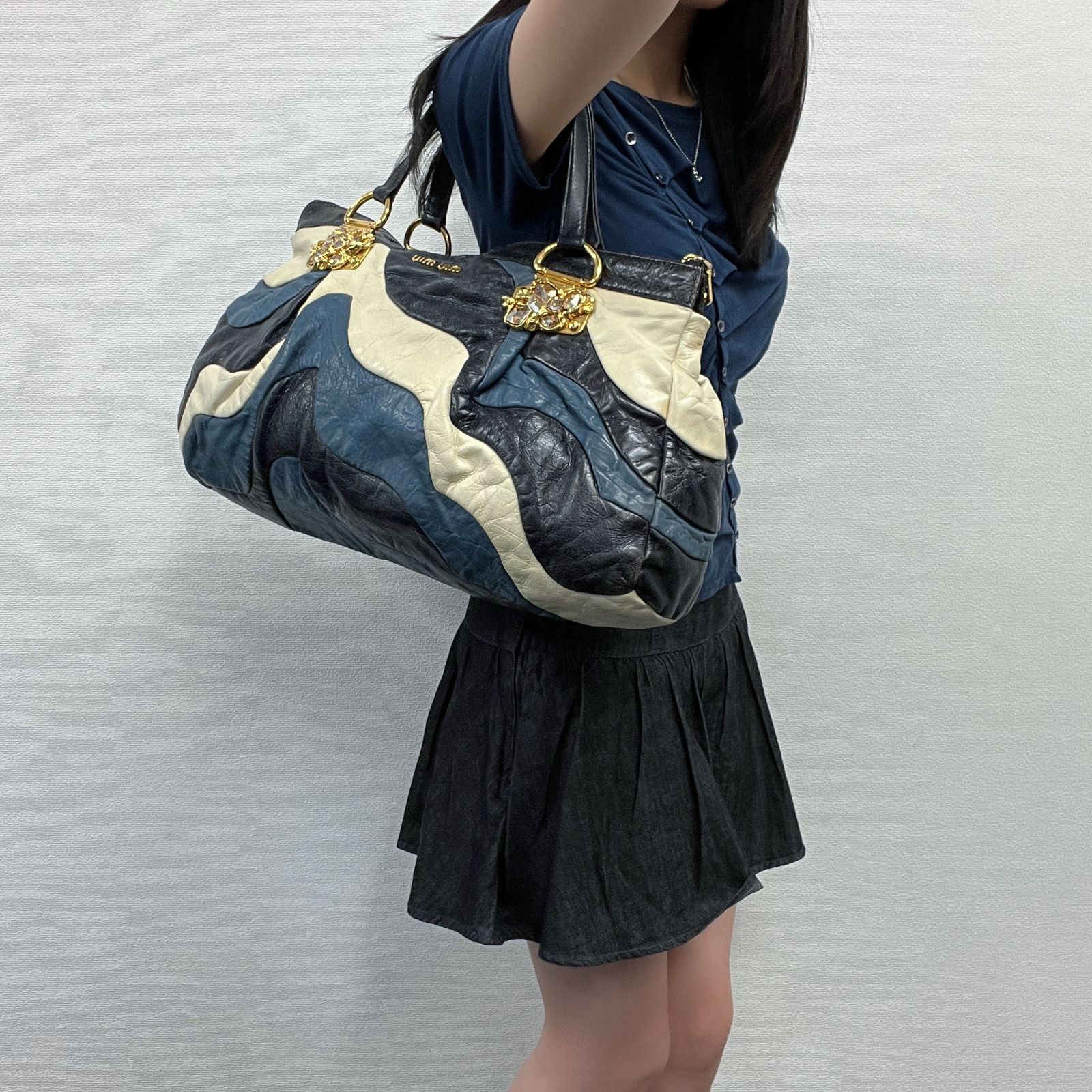 【中古】MIU MIU ミュウミュウ ビジュー金具 パッチワーク ハンドバッグ ショルダーバッグ レザー ネイビー アイボリー ブラック ゴールド ヴィンテージ レディース HIBUOCHI VINTAGE hboc260615a21