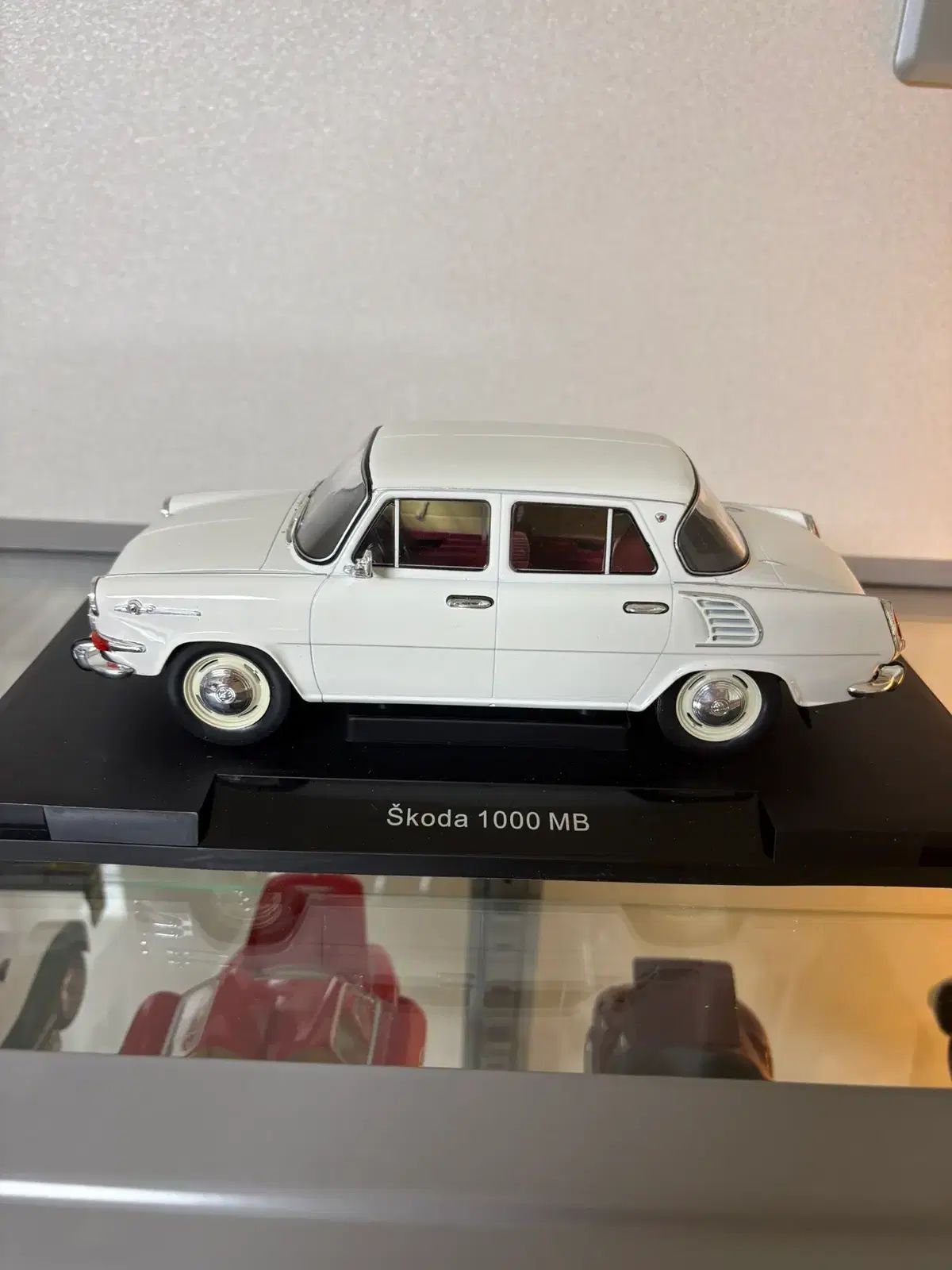 MODELCAR 1:18 スコダ 1000MB ダイキャスト