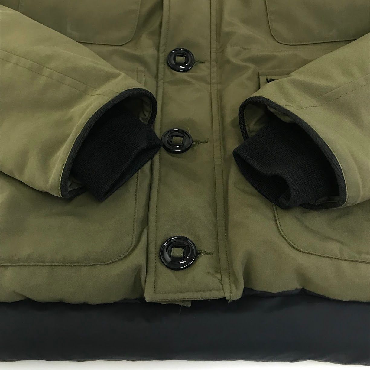 【倉吉店】 中古   | カナダグース ダウンジャケット RUSSELL PARKA ラッセルパーカ 2301JM カーキ サイズ：M 【92】 倉吉店】 中古 CANADA GOOSE | カナダグース ダウンジャケット RUSSELL
