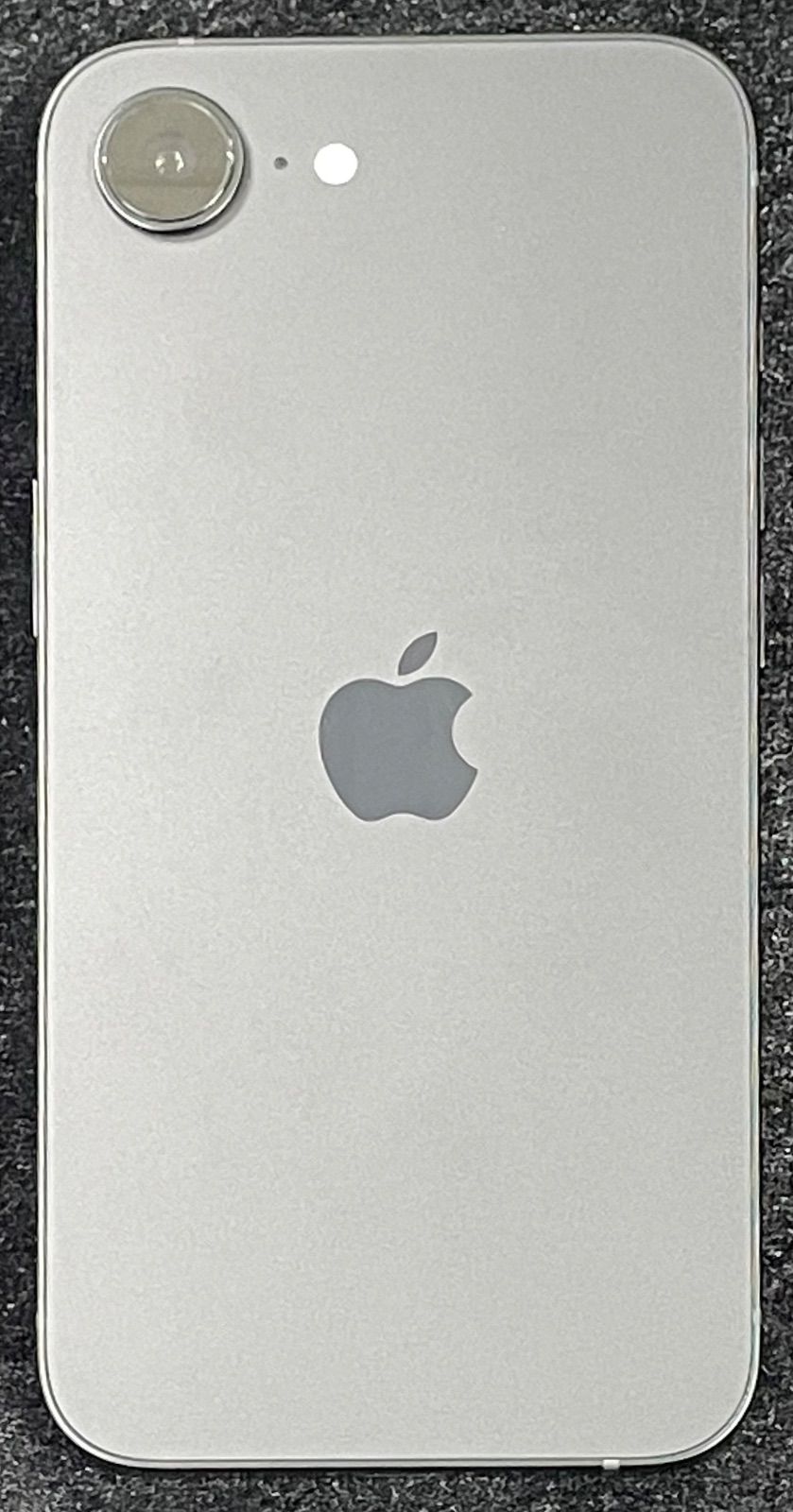 au iPhone 16e 128GB デモ機 中古 スマホ - メルカリ