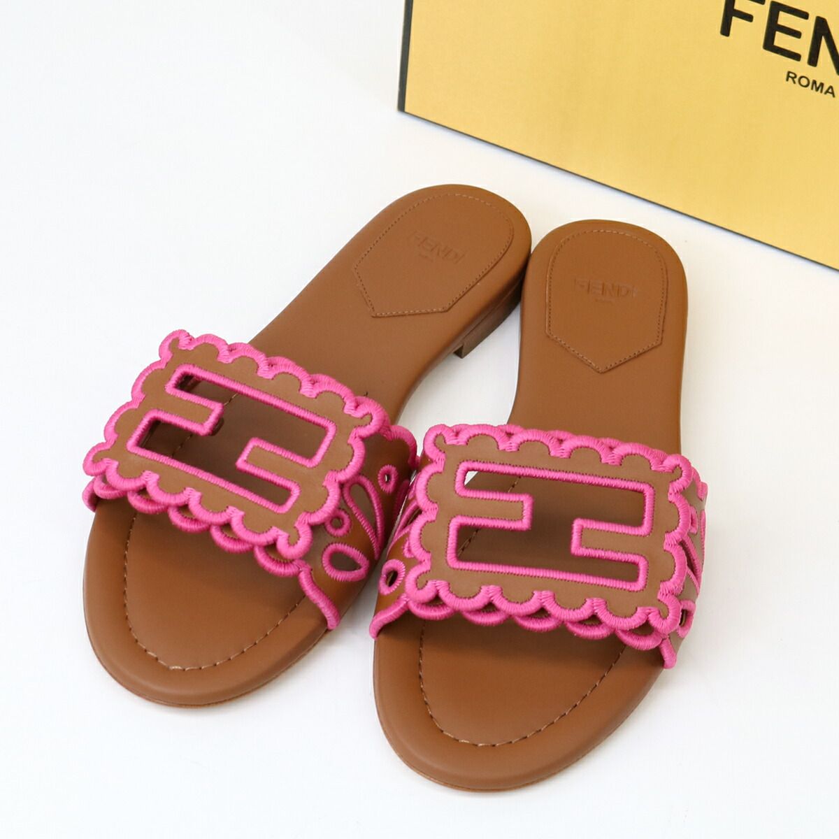 ■FENDI フェンディ スライドサンダル 8R8979 AWLA F1VP2 SURFINIA フラットサンダル ミュール レザー 刺繍 靴 シューズ レディース ピンク
