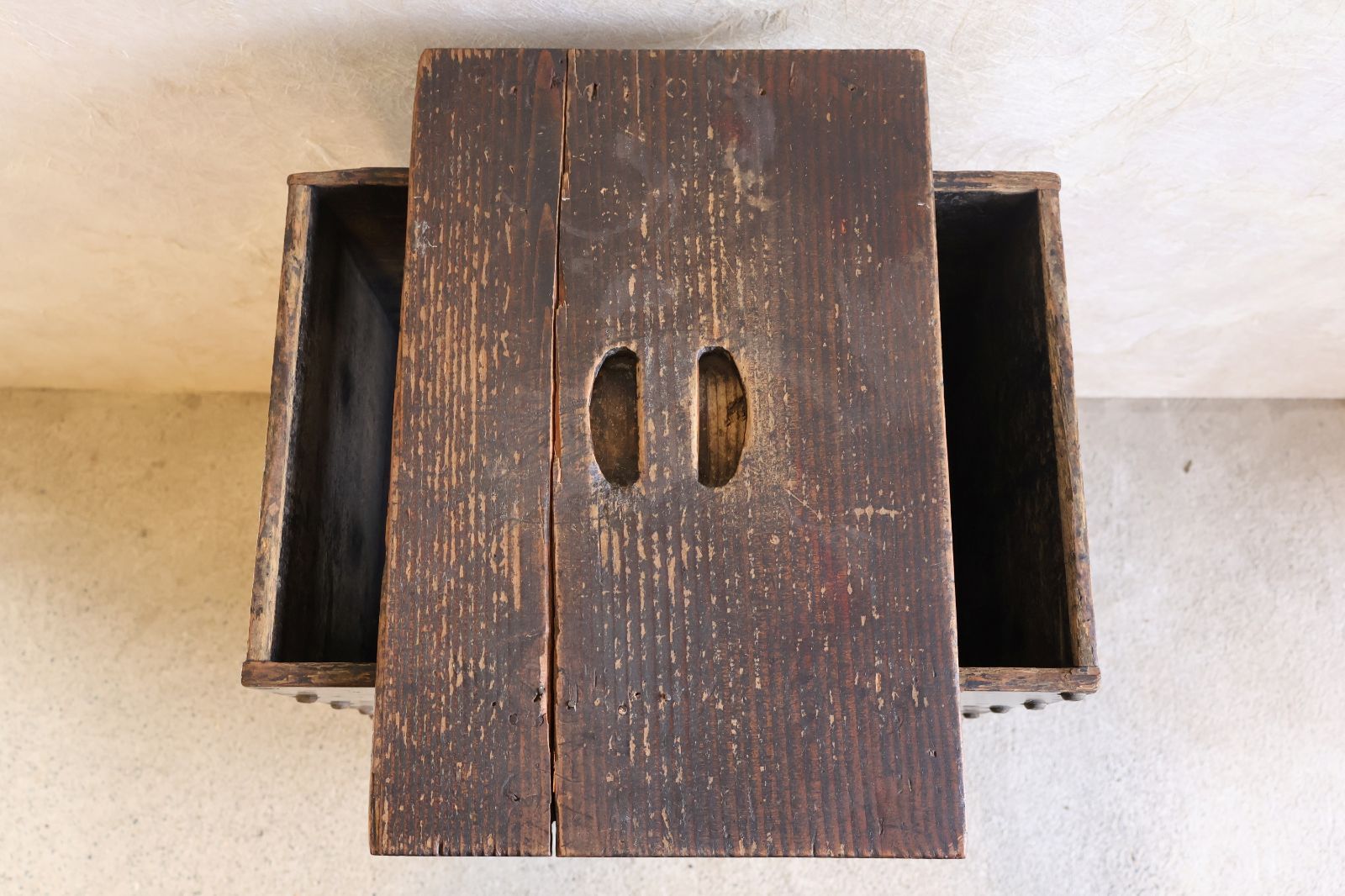 antique 古家具　江戸後期　鋲打ち　木箱 古い木製工具箱 蓋付き 黒塗装 鋲打ち 墨書き残存 昭和レトロ Vintage