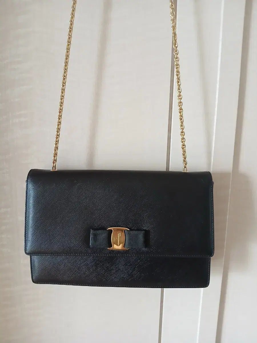 FERRAGAMO フェラガモ ブラック ゴールド チェーン ショルダーバッグ