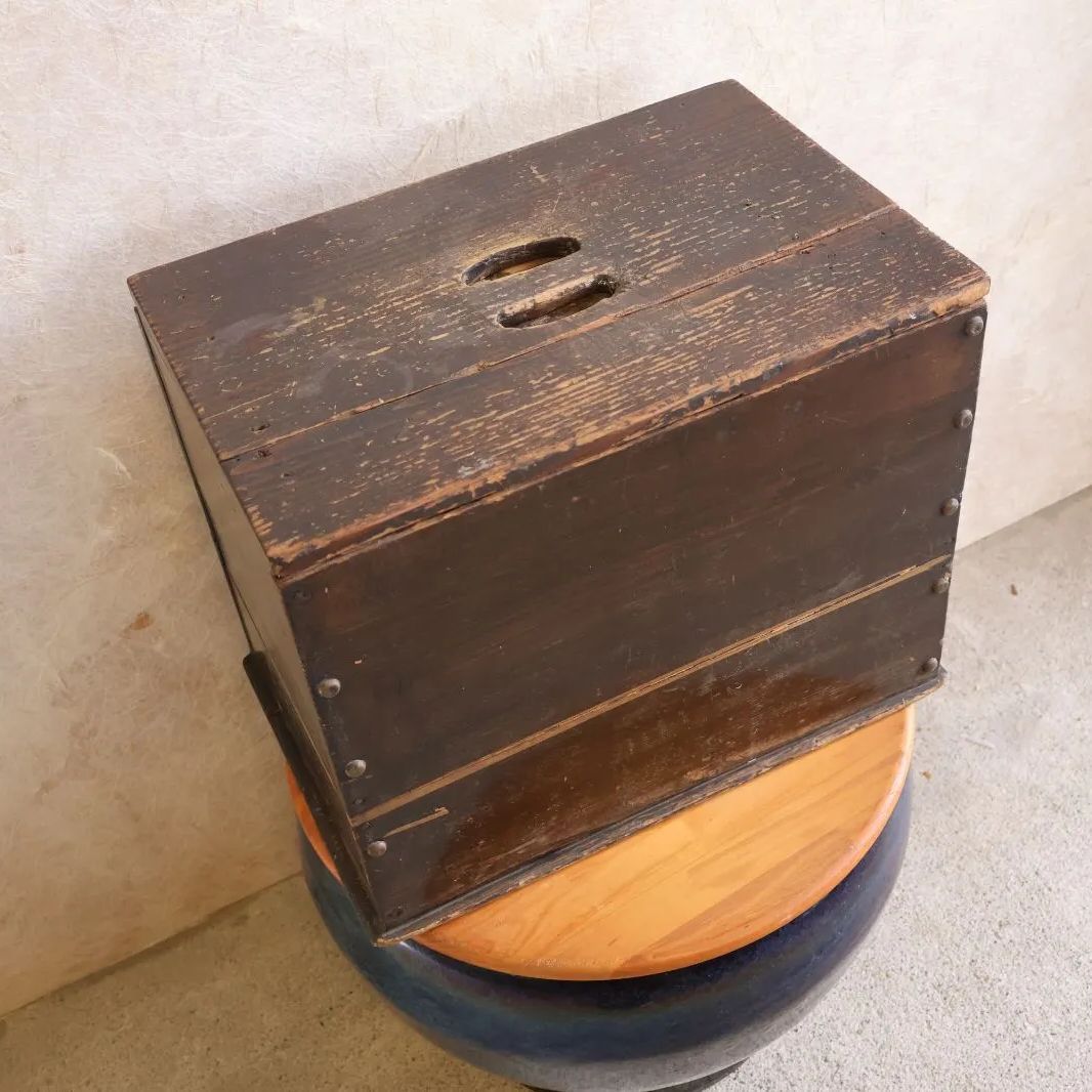 古い木製工具箱 蓋付き 黒塗装 鋲打ち 墨書き残存 昭和レトロ Vintage
