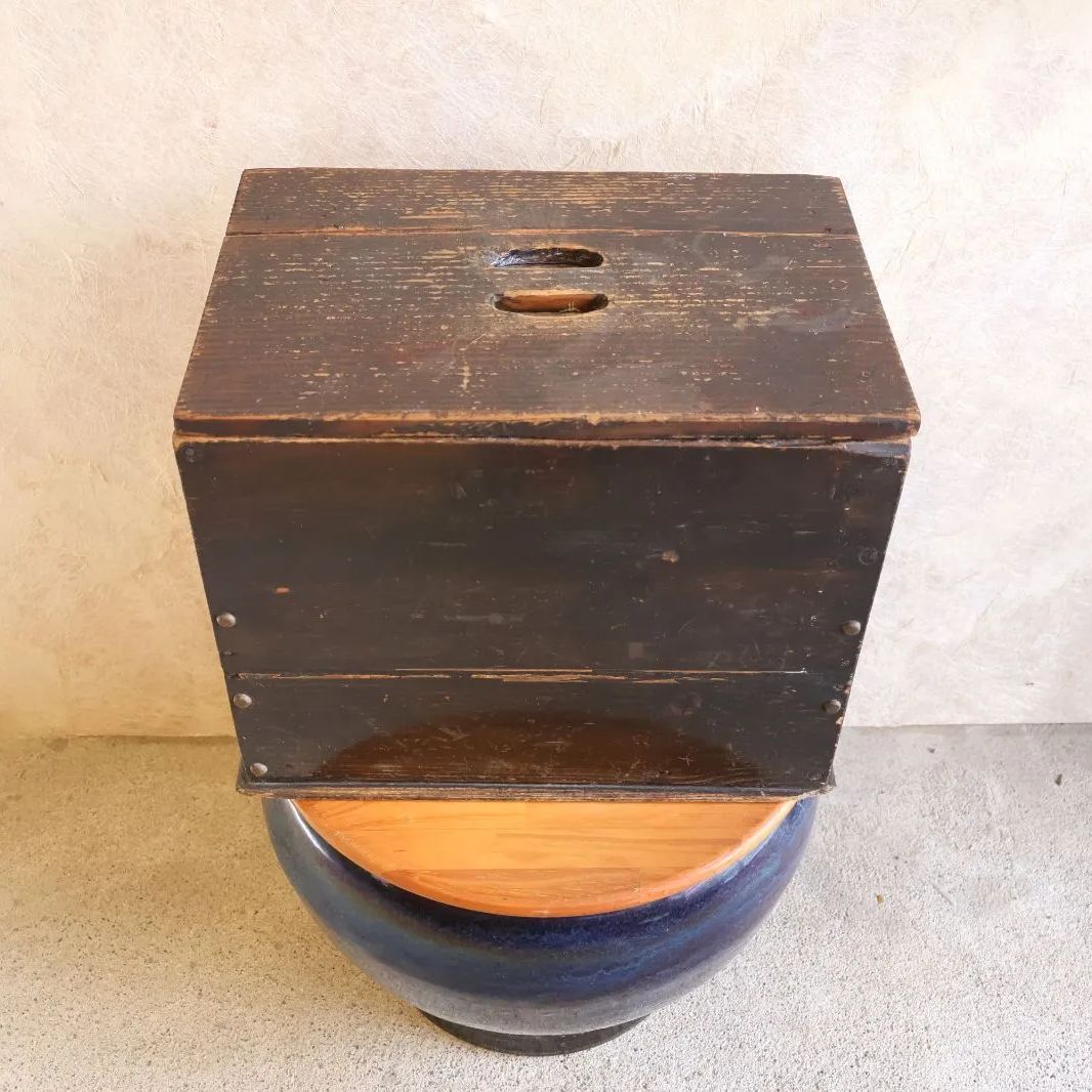 古い木製工具箱 蓋付き 黒塗装 鋲打ち 墨書き残存 昭和レトロ Vintage