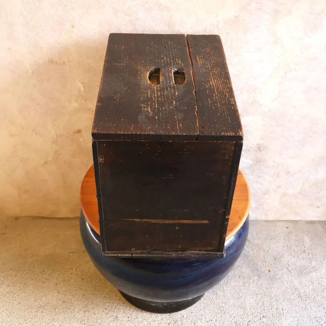 古い木製工具箱 蓋付き 黒塗装 鋲打ち 墨書き残存 昭和レトロ Vintage