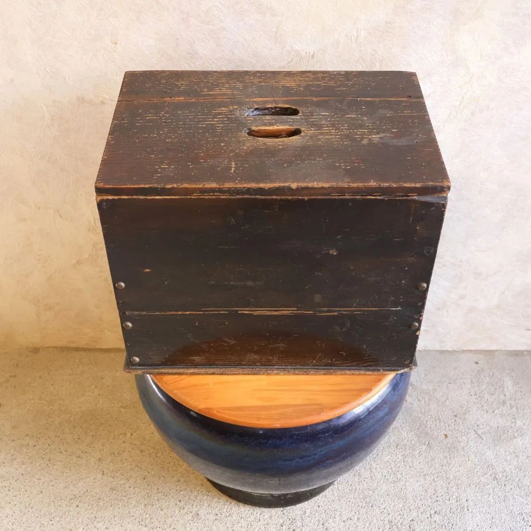 antique 古家具　江戸後期　鋲打ち　木箱 古い木製工具箱 蓋付き 黒塗装 鋲打ち 墨書き残存 昭和レトロ Vintage