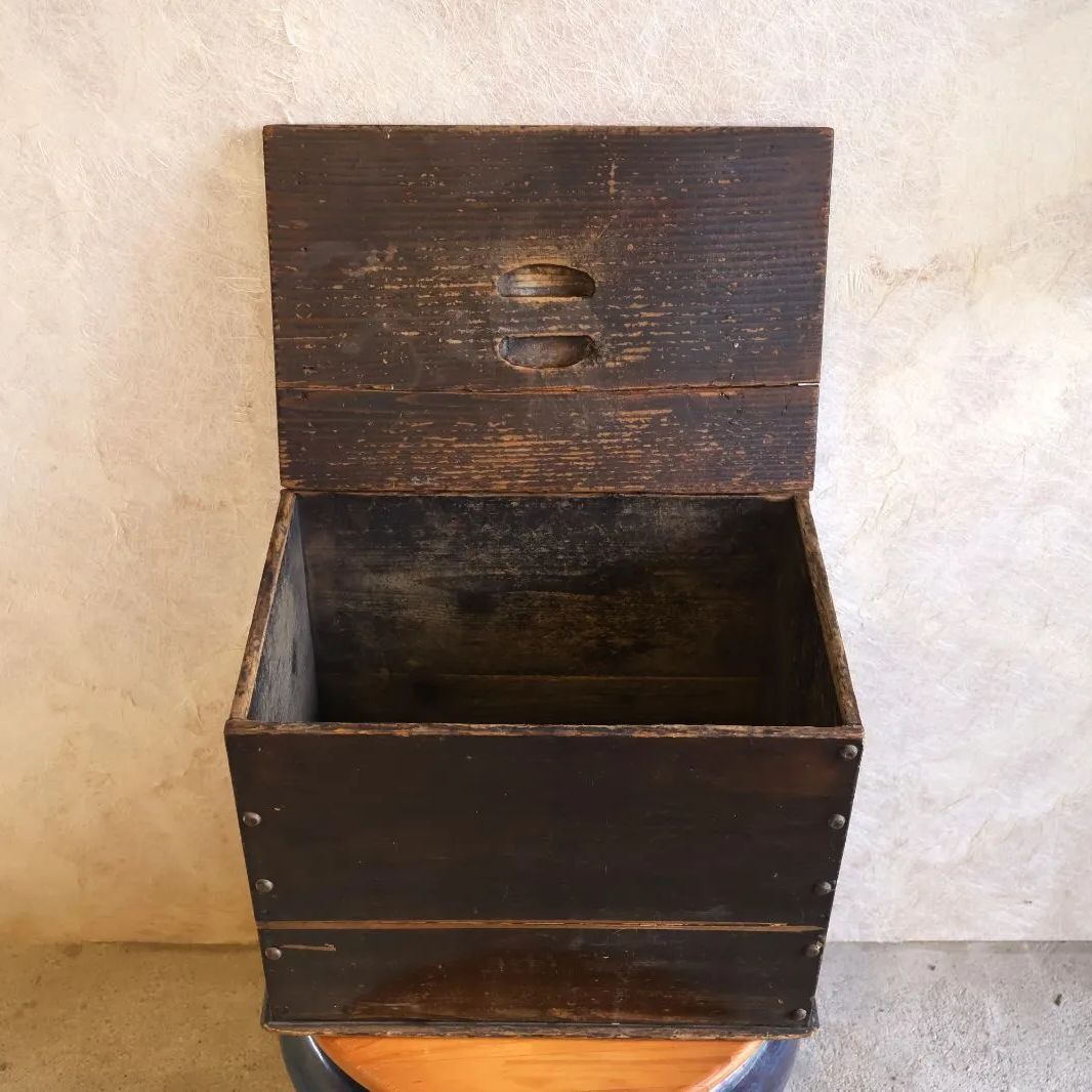 古い木製工具箱 蓋付き 黒塗装 鋲打ち 墨書き残存 昭和レトロ Vintage