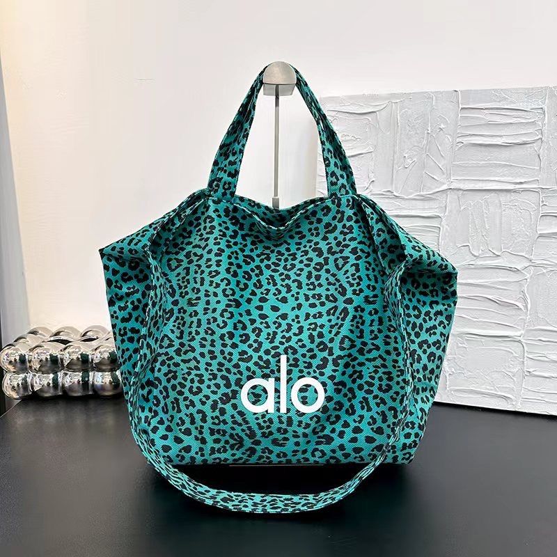 新品未使用　alo トートバッグ 新品 ALOのロゴ入りトートバッグ - メルカリ