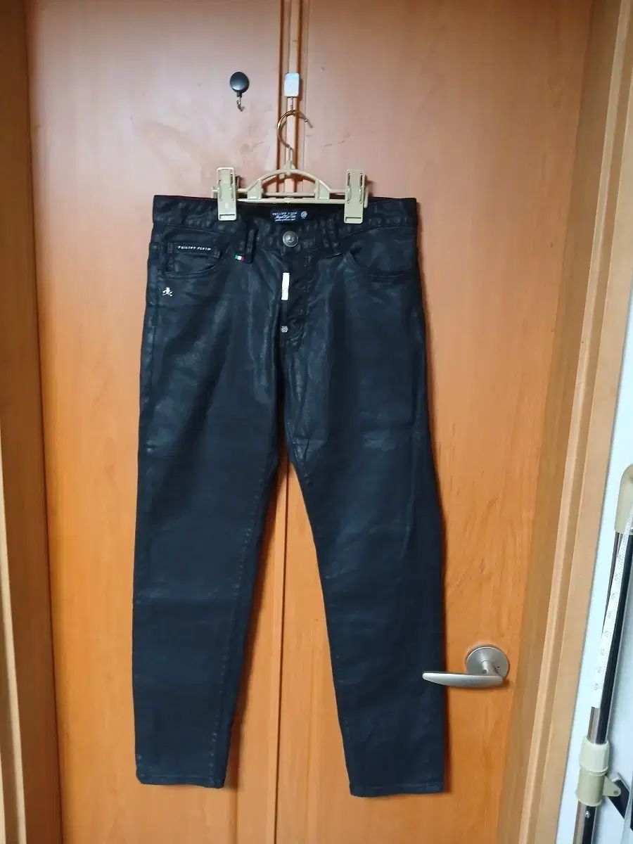 PHILIPP PLEIN(フィリッププレイン) ブラックジーン ズボン 9,521円