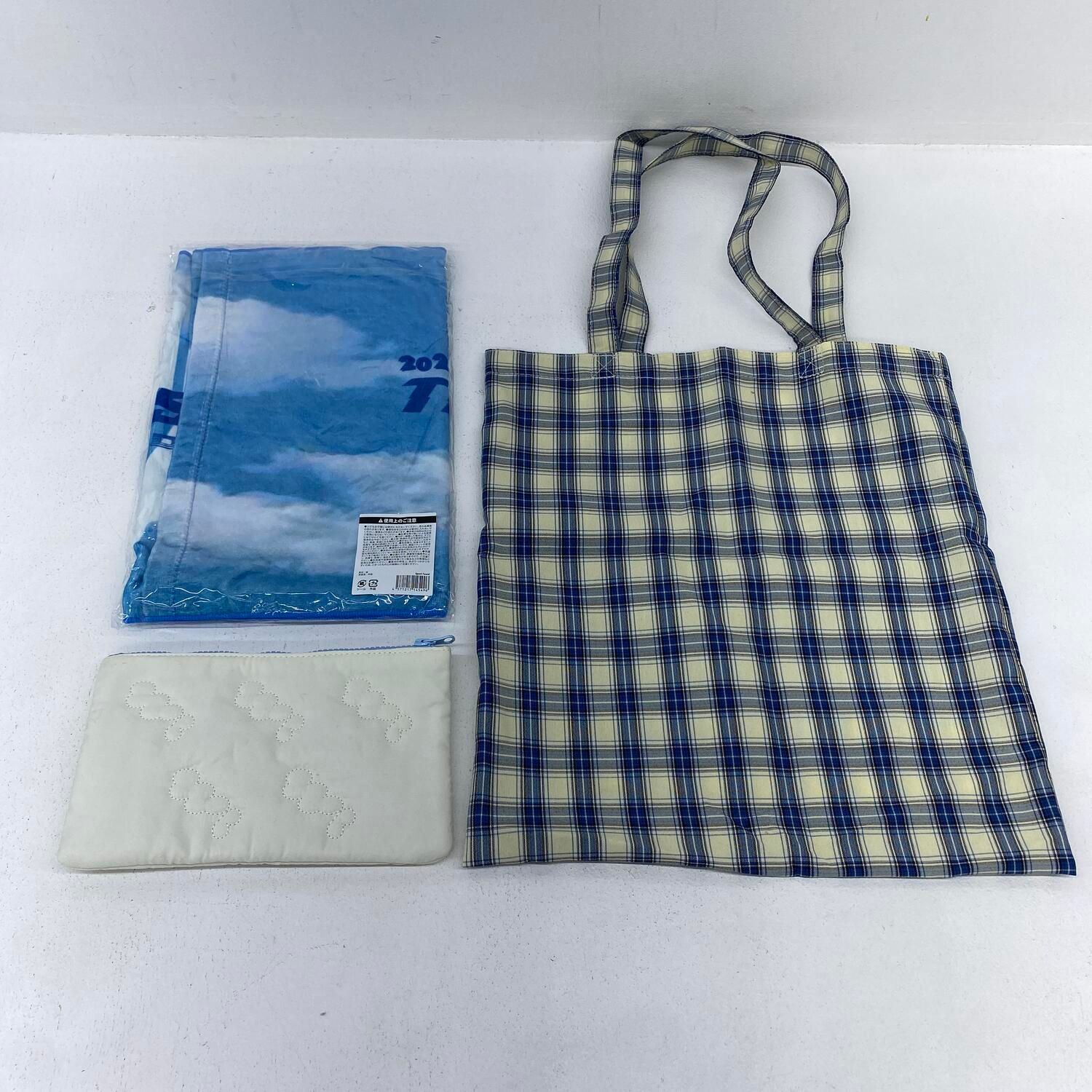 【★加古川物流】中古 WILD BLUE グッズまとめ売り　ペンライト4本　バッグ　ステッカーなど**【353】【353】 ☆加古川物流】中古 WILD BLUE グッズまとめ売り ペンライト4本 バッグ
