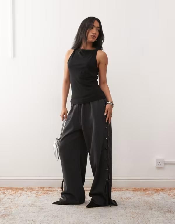 ウィークデイ レディース ボトムス カジュアルパンツ ワイドレッグ スウェットパンツ Weekday wide leg sweatpants with side tie grommet detaili