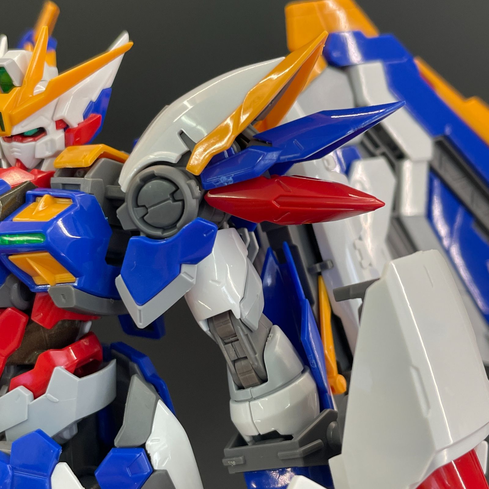 ガンプラ【中古品/ランクB、キズ多少】 1/100 ハイレゾリューションモデル ウイングガンダム EW ※アクションベースおまけ付き 完成品 組立済みMG HG ガンダム Gunpla 2797