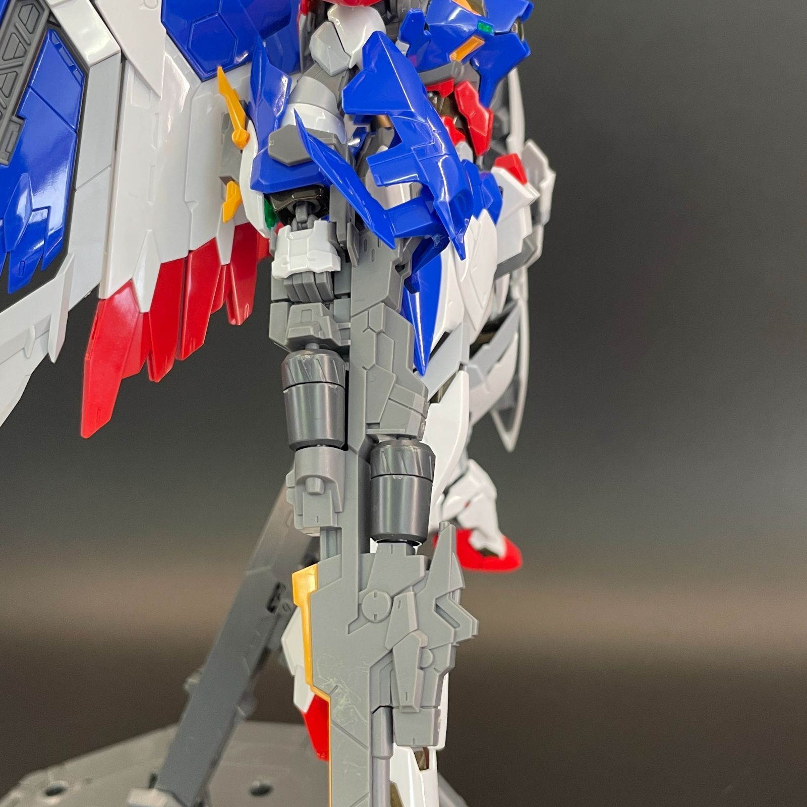 ガンプラ【中古品/ランクB、キズ多少】 1/100 ハイレゾリューションモデル ウイングガンダム EW ※アクションベースおまけ付き 完成品 組立済みMG HG ガンダム Gunpla 2797