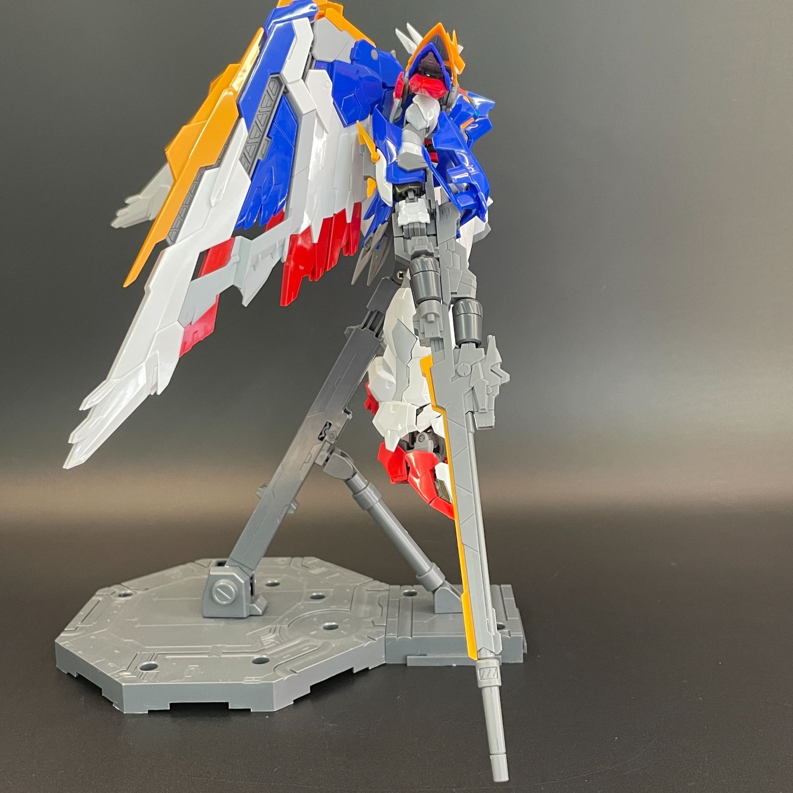 ガンプラ【中古品/ランクB、キズ多少】 1/100 ハイレゾリューションモデル ウイングガンダム EW ※アクションベースおまけ付き 完成品 組立済みMG HG ガンダム Gunpla 2797