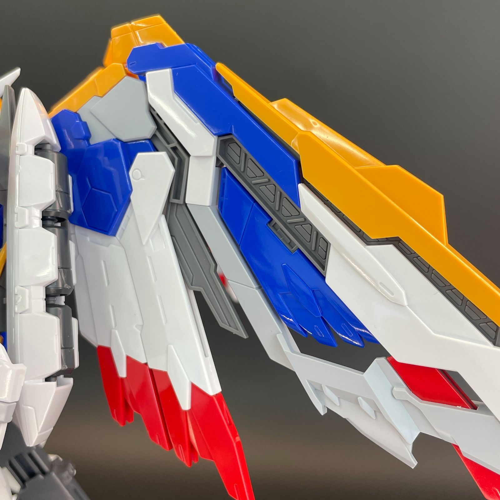 ガンプラ【中古品/ランクB、キズ多少】 1/100 ハイレゾリューションモデル ウイングガンダム EW ※アクションベースおまけ付き 完成品 組立済みMG HG ガンダム Gunpla 2797