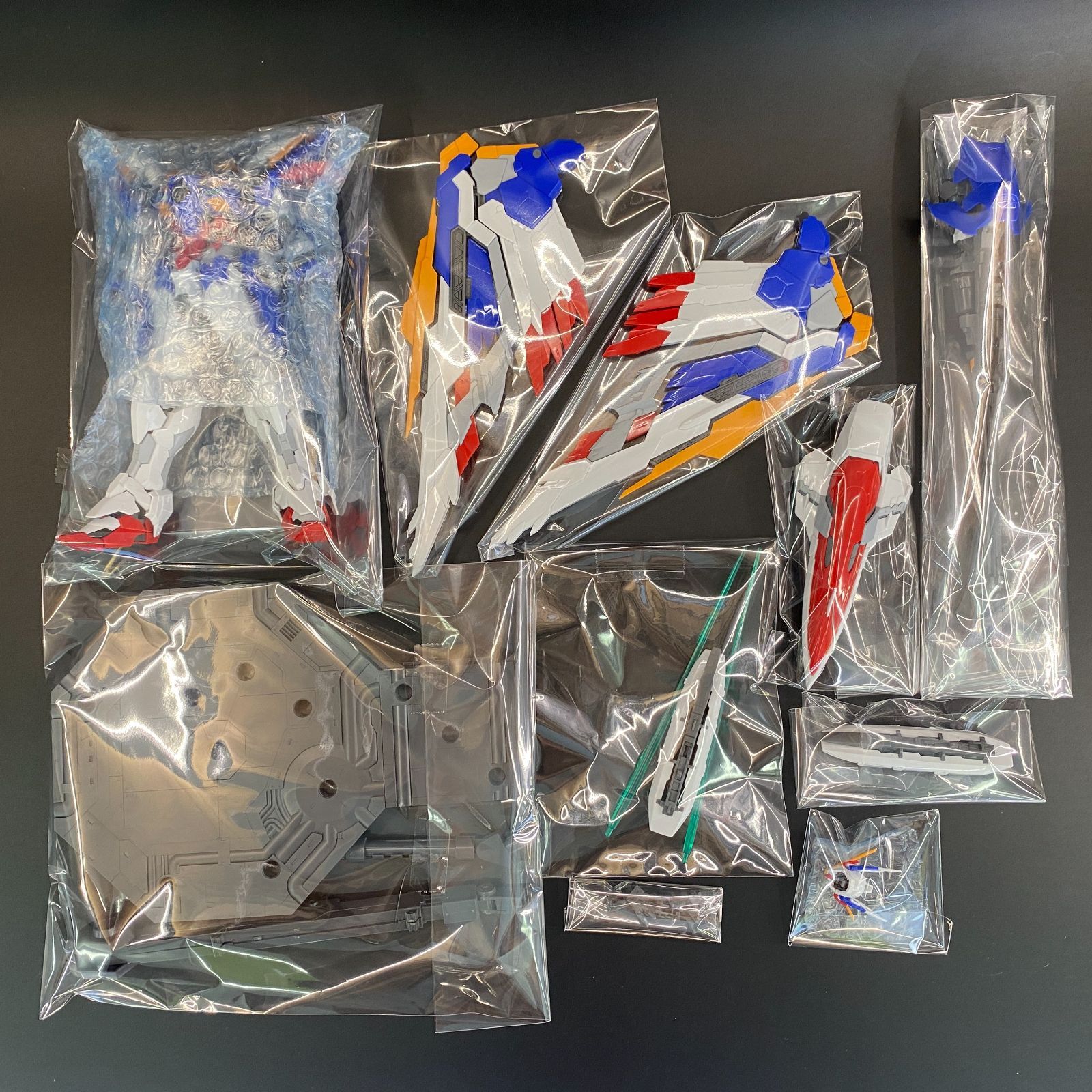 ガンプラ【中古品/ランクB、キズ多少】 1/100 ハイレゾリューションモデル ウイングガンダム EW ※アクションベースおまけ付き 完成品 組立済みMG HG ガンダム Gunpla 2797
