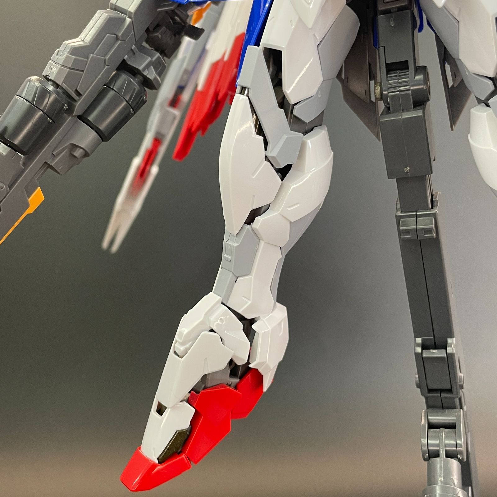 ガンプラ【中古品/ランクB、キズ多少】 1/100 ハイレゾリューションモデル ウイングガンダム EW ※アクションベースおまけ付き 完成品 組立済みMG HG ガンダム Gunpla 2797