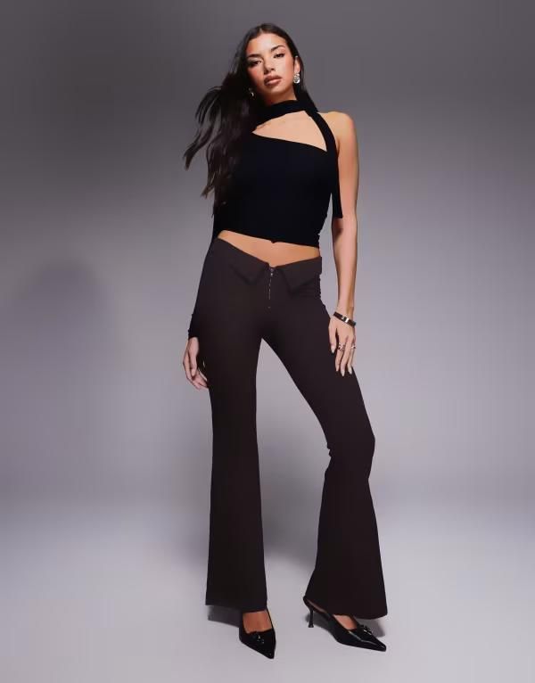 モンキ レディース ボトムス カジュアルパンツ ローライズ ダウン Monki low rise flared pants with foldown waist detail in dark choc