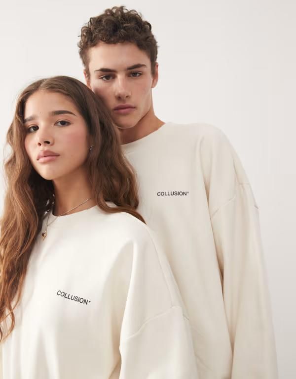 コルージョン レディース アウター パーカー・スウェット プリント シャツ ロゴ COLLUSION Unisex boxy sweatshirt in ecru with logo print EC