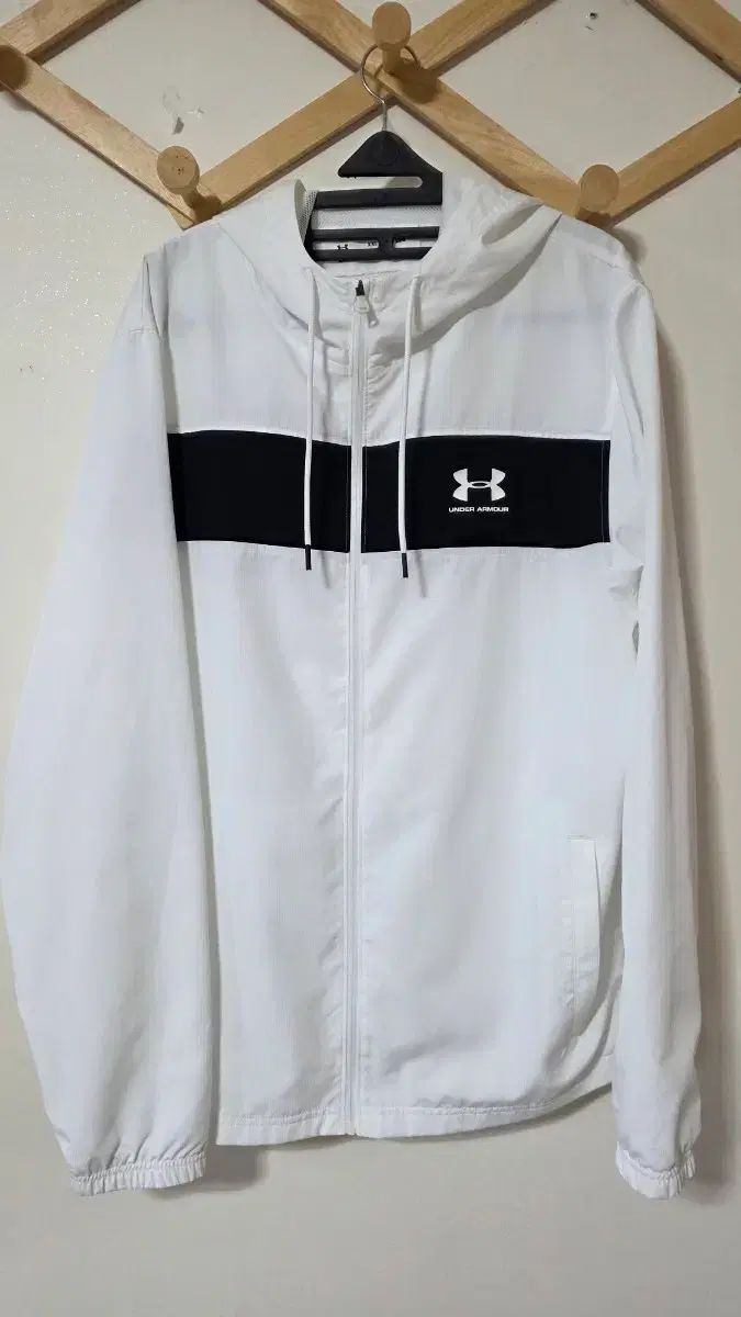 UNDER ARMOUR アンダーアーマー ウィンドブレーカー 白 5,987円