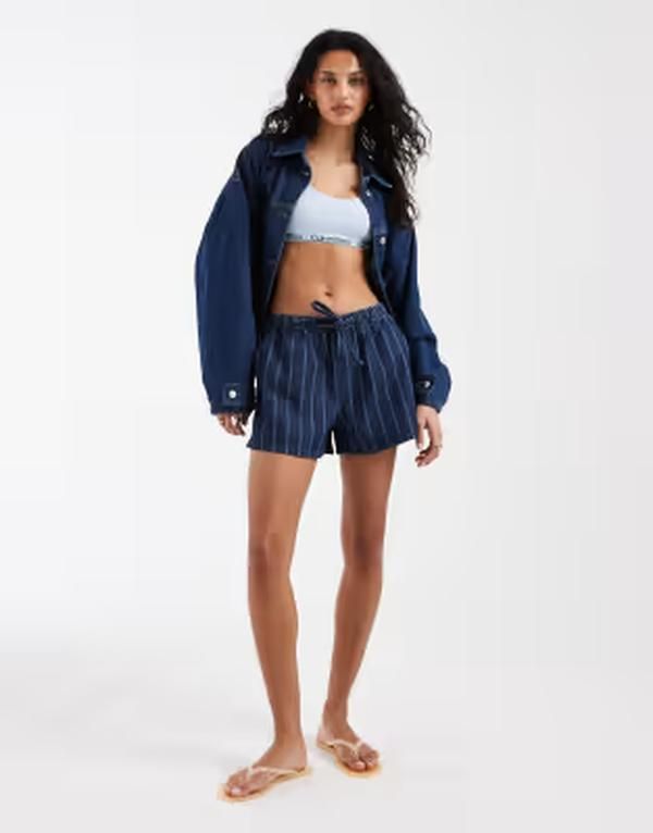 エイソス レディース ボトムス ハーフパンツ・ショーツ ショートパンツ デニム ASOS DESIGN denim pull on shorts in stripedesign STRIPE ストライ