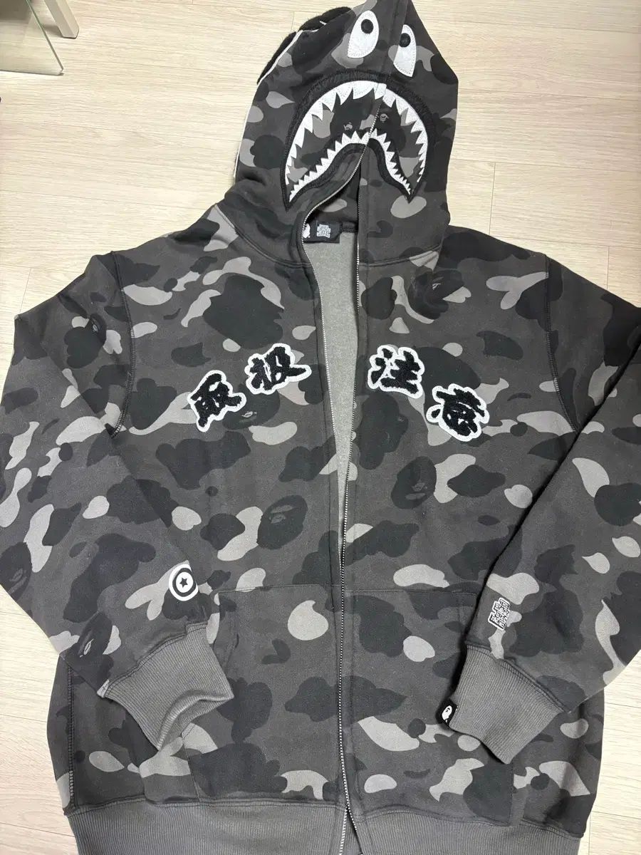 A BATHING APE® x ブラックアイパッチ カモフラージュ ジップアップ フーディー 100 105